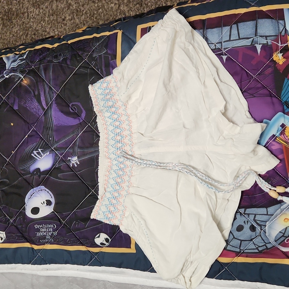 Juniors Shorts Med white women's with pockets. These are shorts.